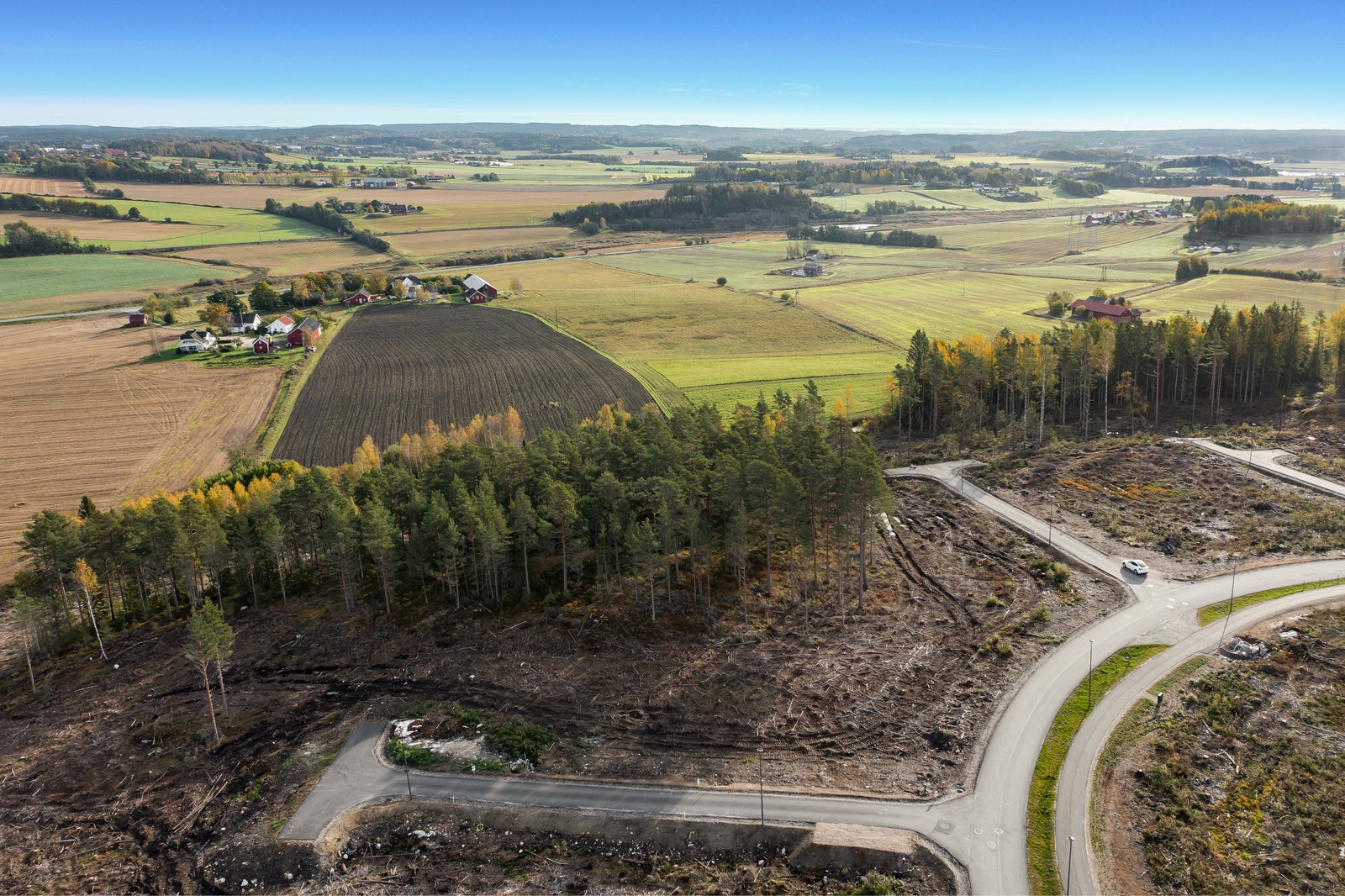 Tomtene ligger i landlige omgivelser med kort vei til tur og rekreasjon. Galleribilde