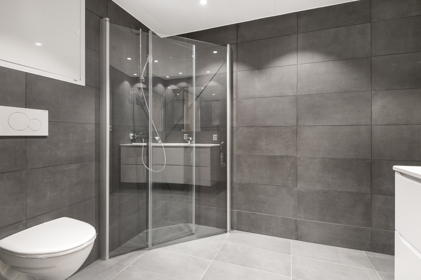 Flislagt bad med 30x60 fliser Galleribilde