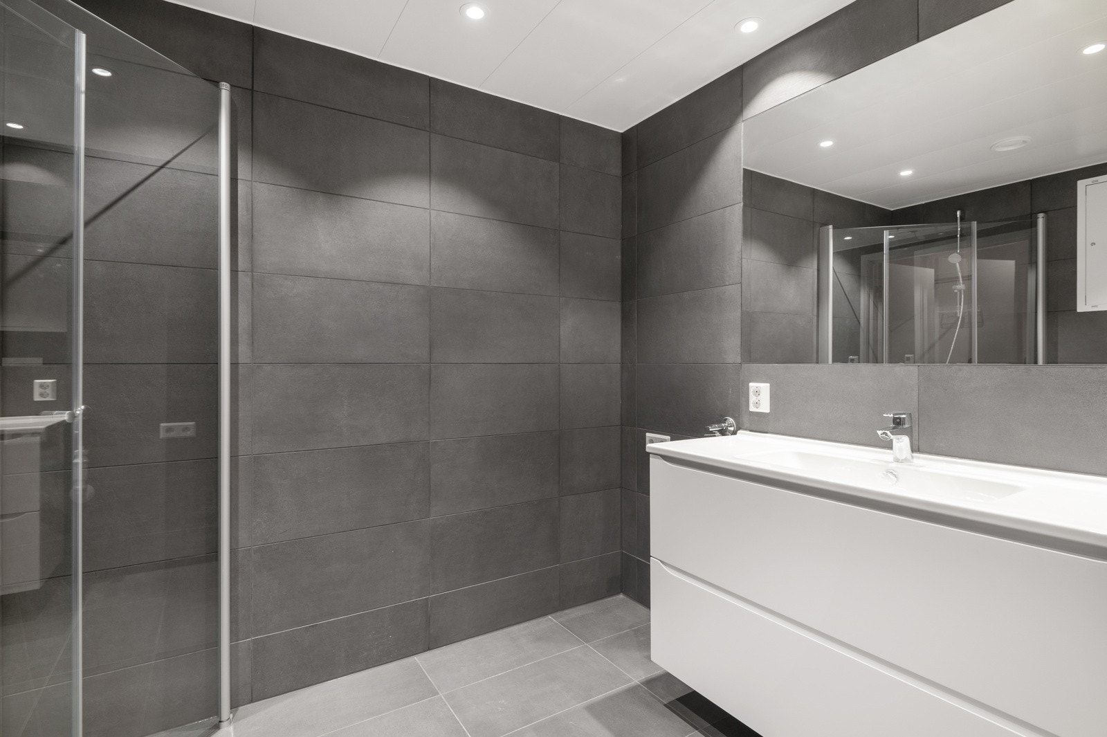 Flislagt bad med 30x60 fliser Galleribilde