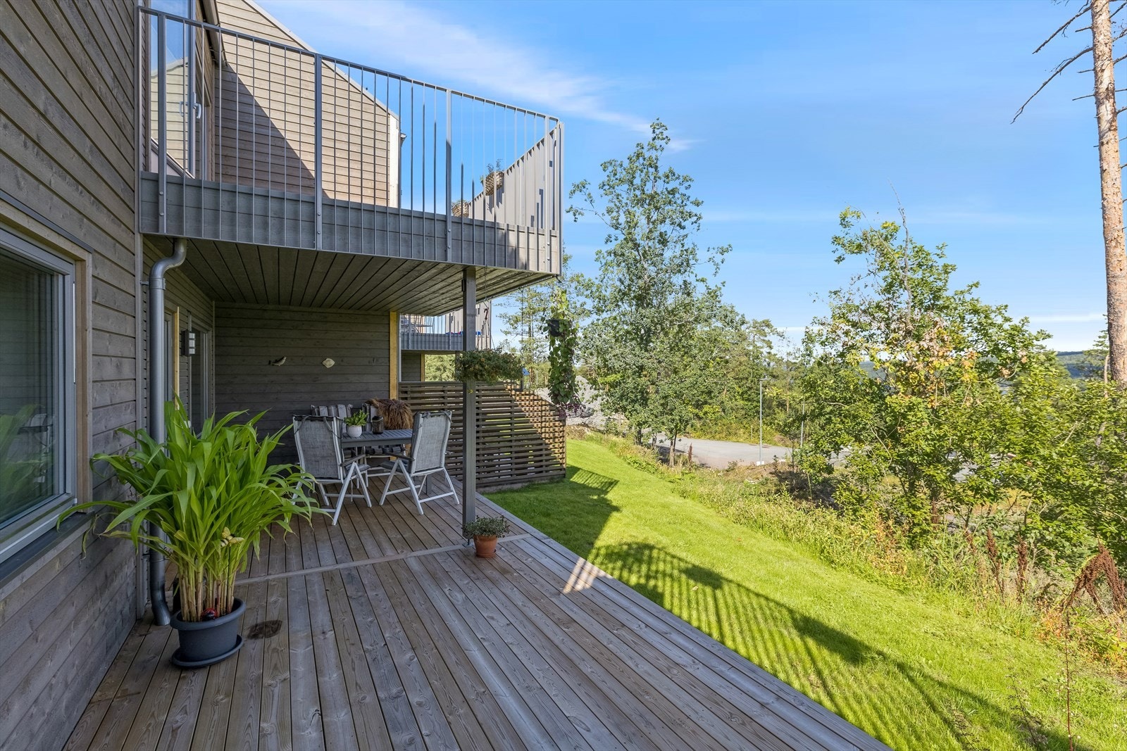 Her er det god plass til ønsket utemøblement, grill og beplantning. Galleribilde