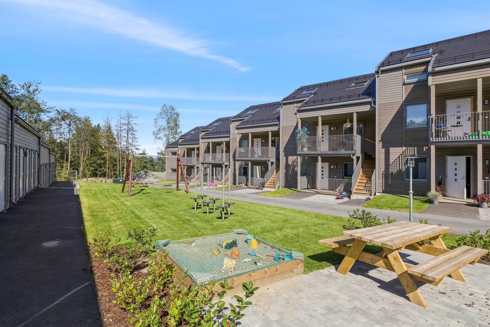 Lekeplass til glede for de yngste med sittegrupper, ligger fint til mellom husene. Galleribilde