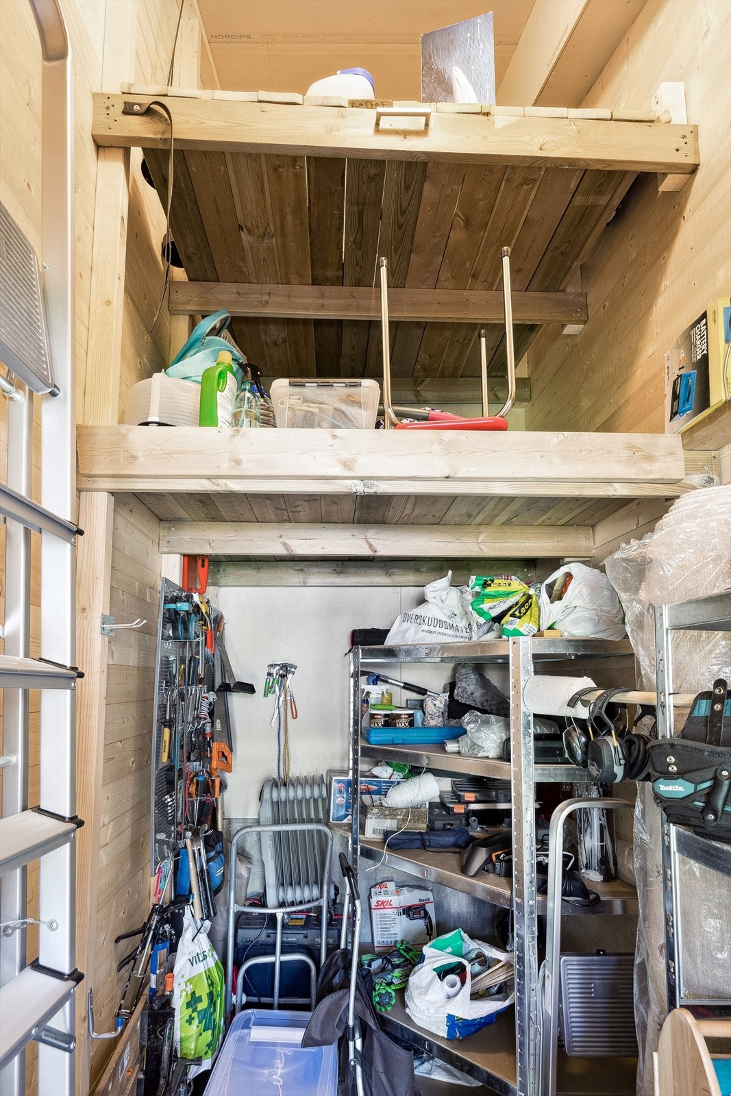 I tillegg disponerer leiligheten en utvendig bod i felles rekke på ca. 6 m². Takhøyde(skråtak) i bod ca. 3,9 meter. Galleribilde