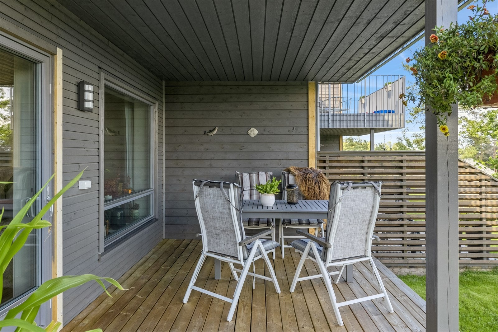 På terrassen er det montert stikkontakt og utelys er montert på terrassen. Galleribilde