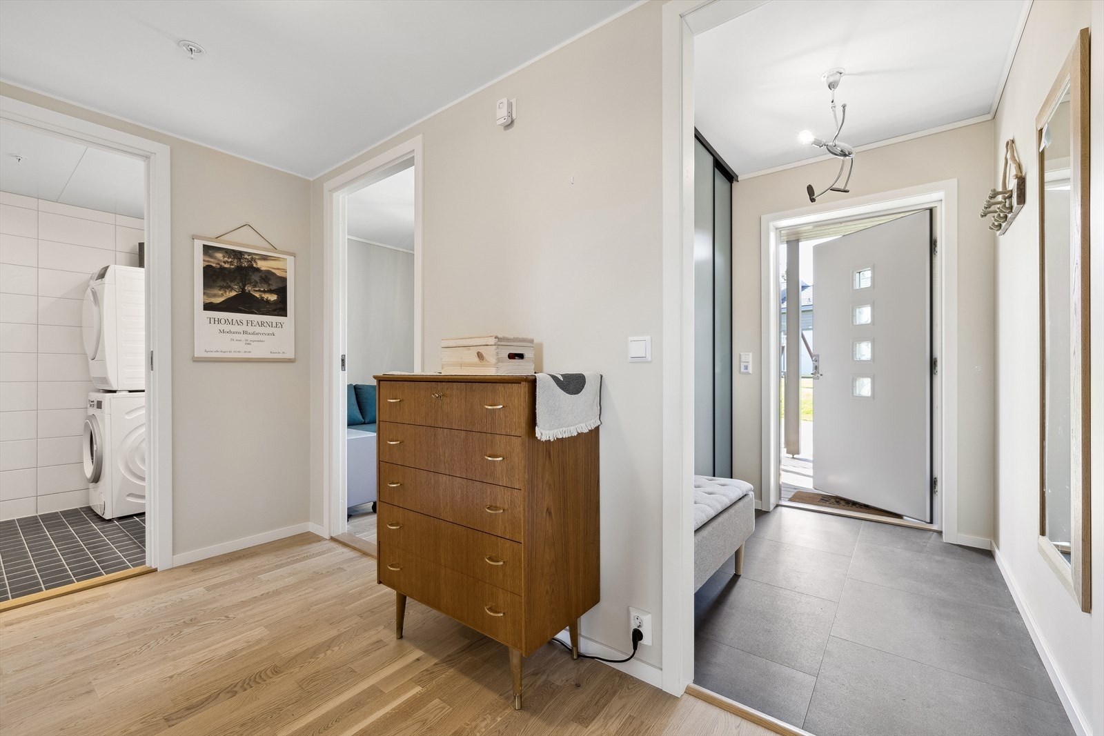 Her blir du møtt av en luftig og innbydende entré og gang med plass til ønsket møblement. Galleribilde