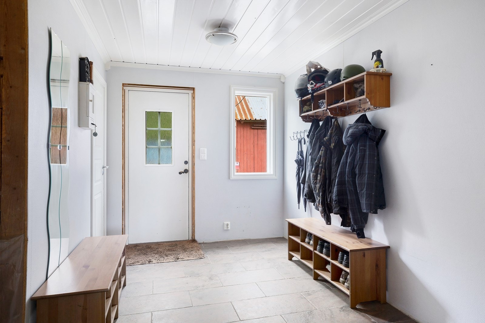 Entreen er romslig og har god plass til skyvedørsgarderobe Galleribilde