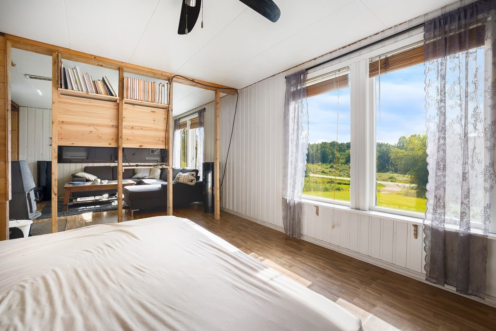 Om du velger å åpne opp stuen igjen vil du få en stor og romslig stue med plass til stor spisestue og en god sofagruppe. Galleribilde