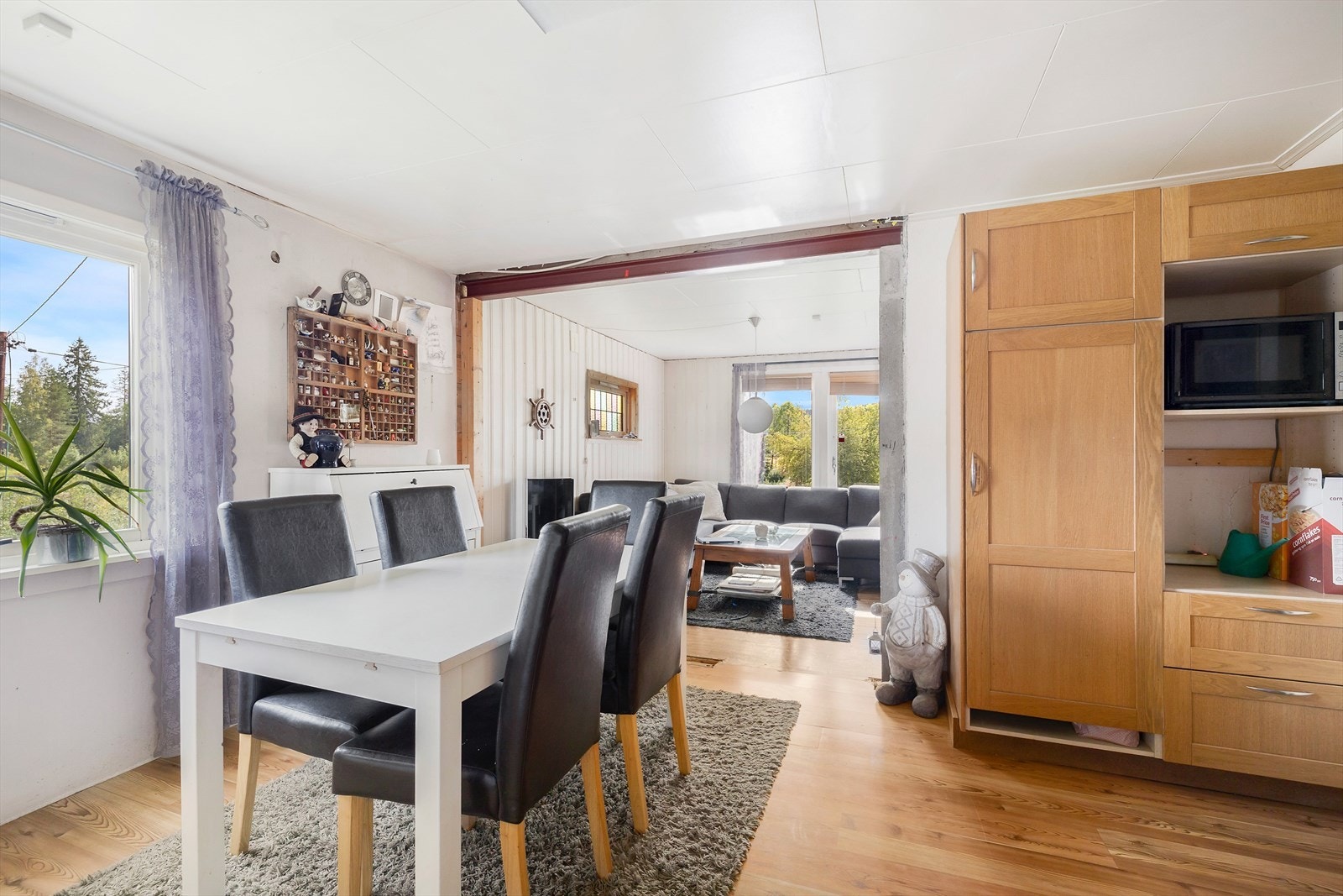 På kjøkkenet bærer innredningen preg av brukslitasje, så dette er et av områdene du kan oppgradere. Galleribilde