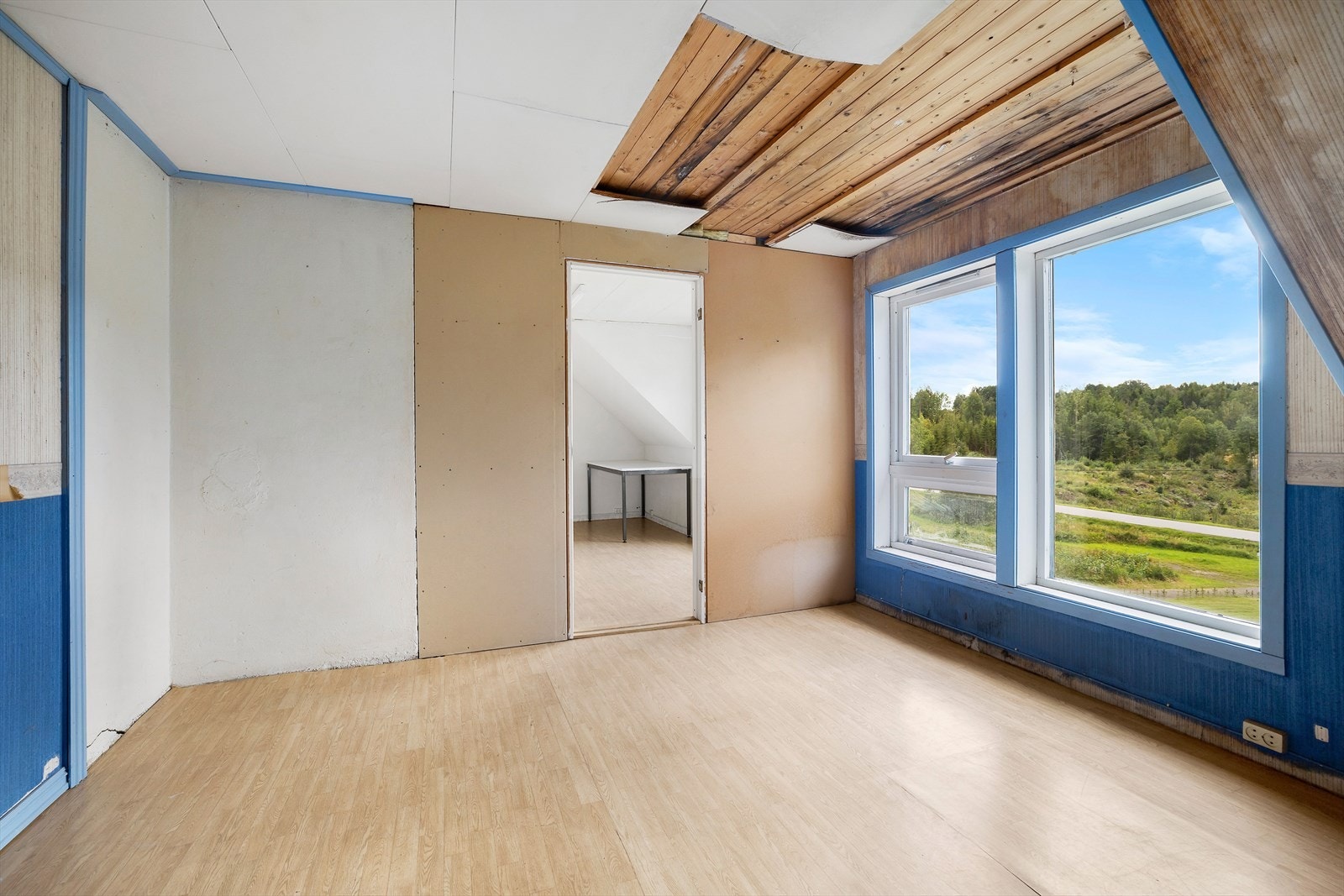 I tillegg til 3 soverom i 2.etasje har du en loftstue med store vinduer Galleribilde
