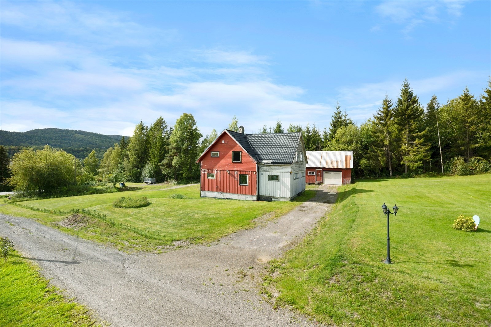 Her har du et hus med mye potensial, og garasje i bakkant Galleribilde