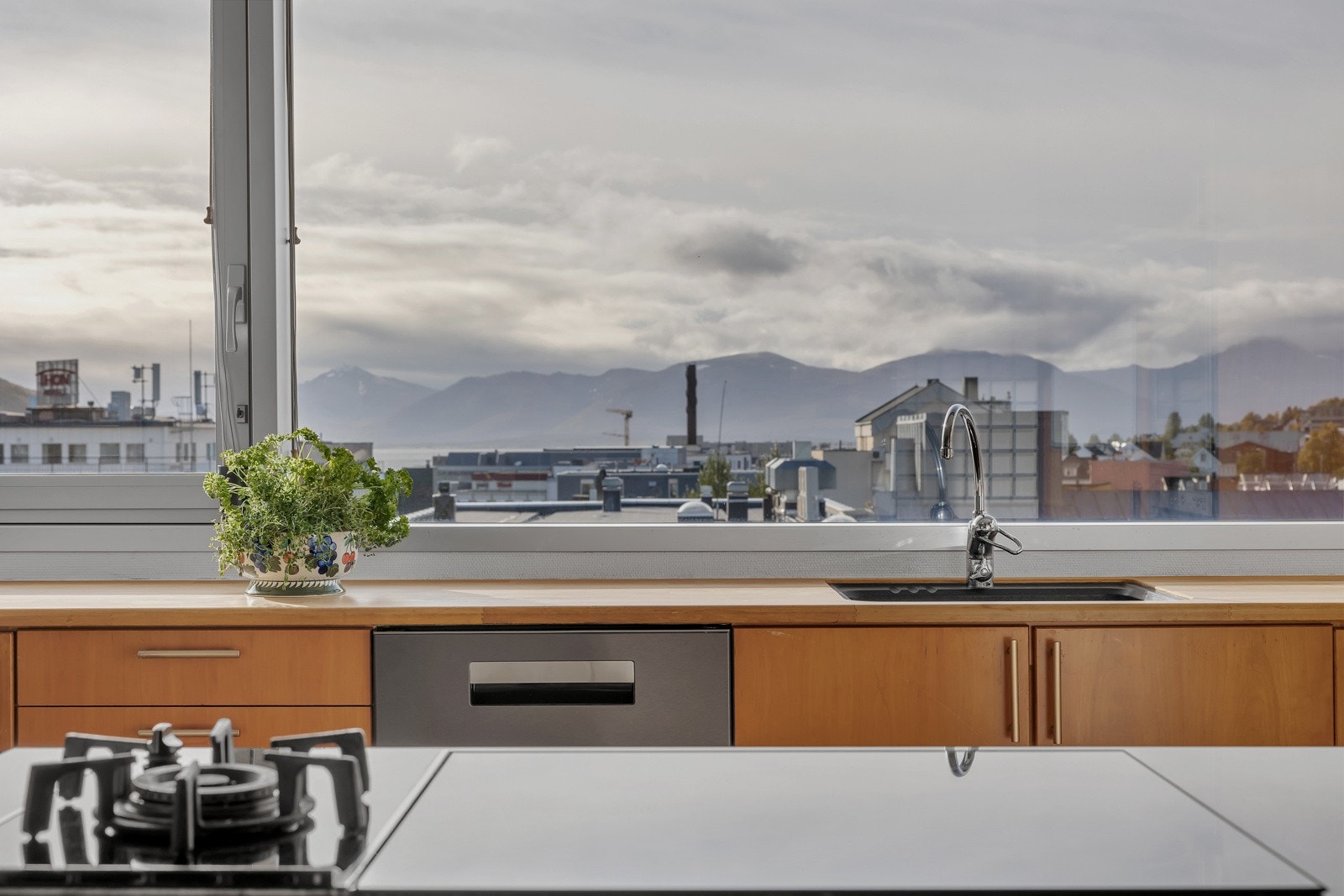 - og ikke minst; en spektakukær sørvendt utsikt fra kjøkkent Galleribilde