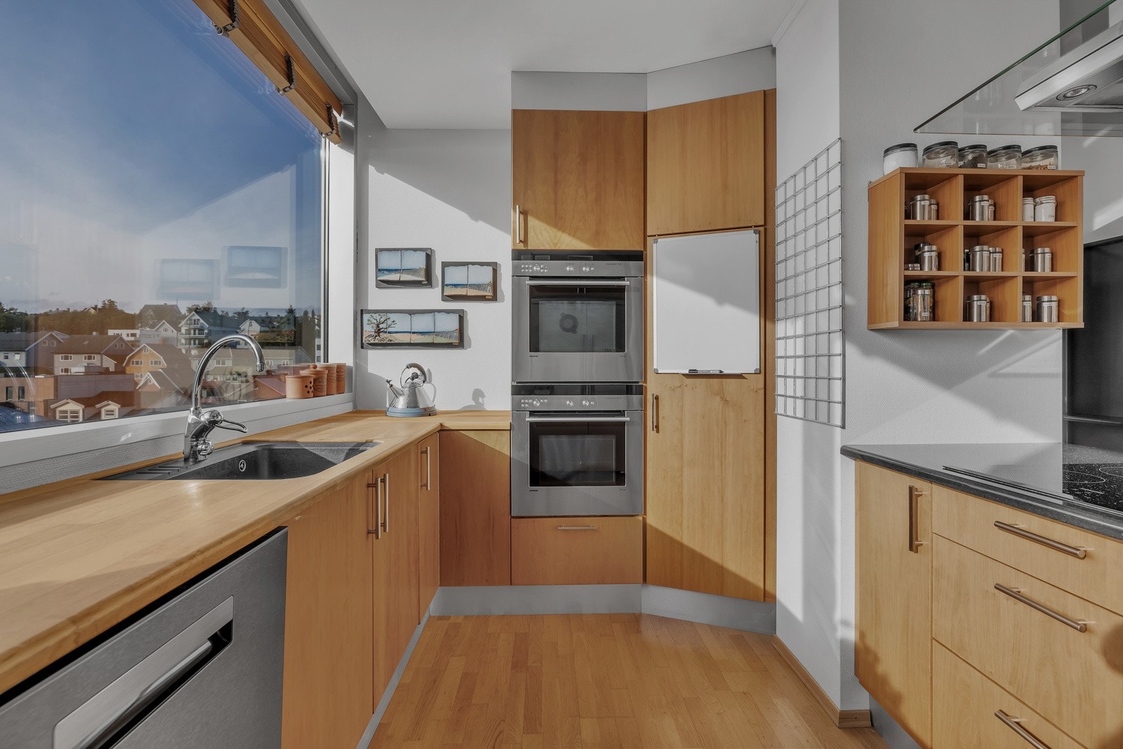 Samtlige hvitevarer er integrerte og medfølger således i handelen Galleribilde