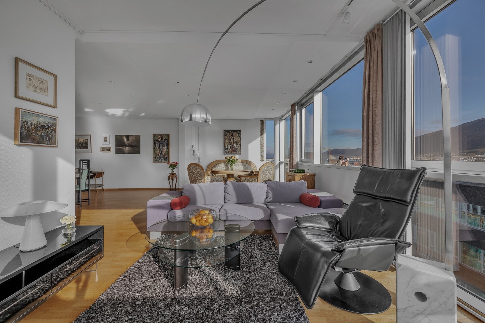 Stua og kjøkkenet er svært romslig på hele 63m2 Galleribilde