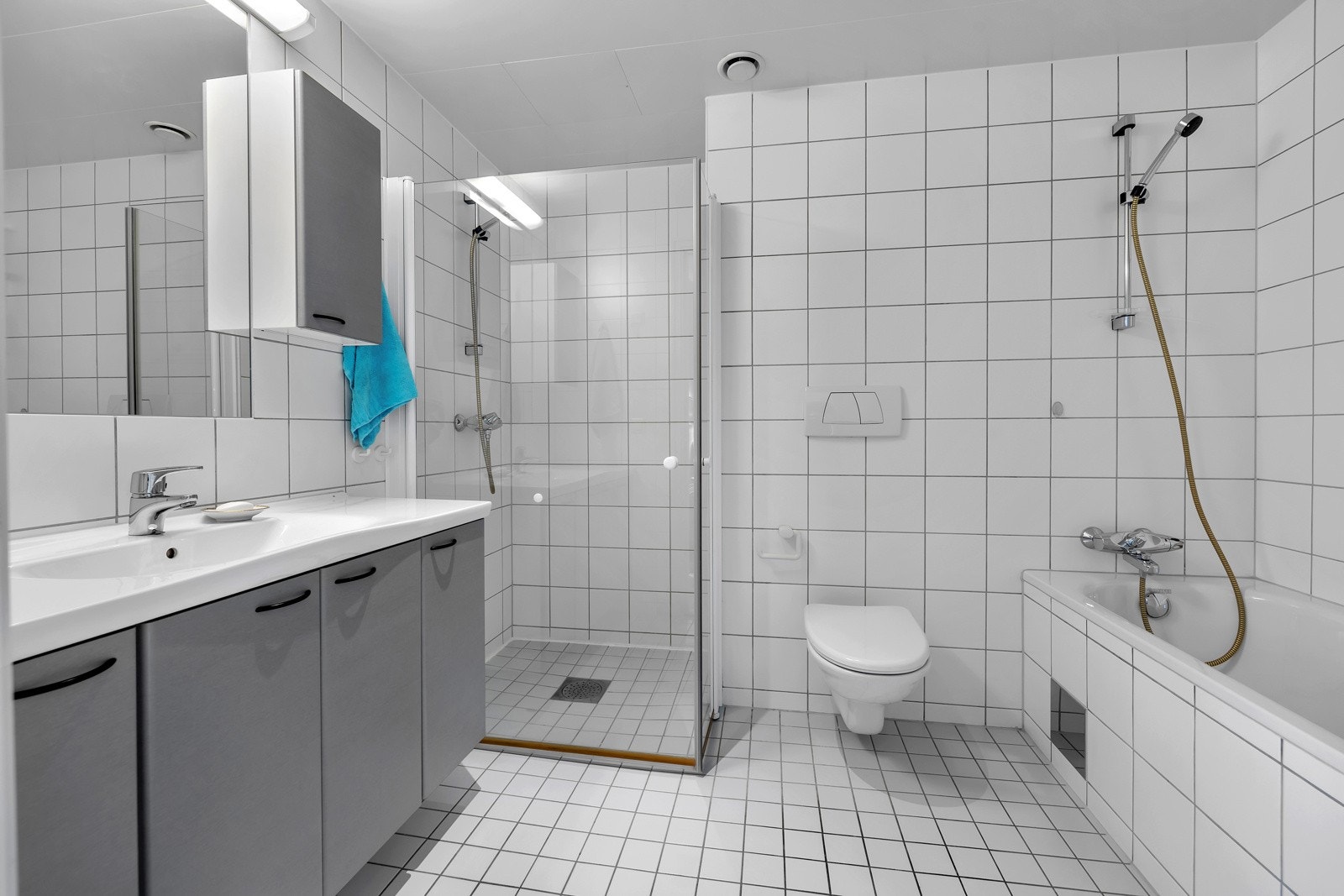 Vestregata 23 har 2 bad. Hovedbadet er utstyrt med både dusj og badekar Galleribilde