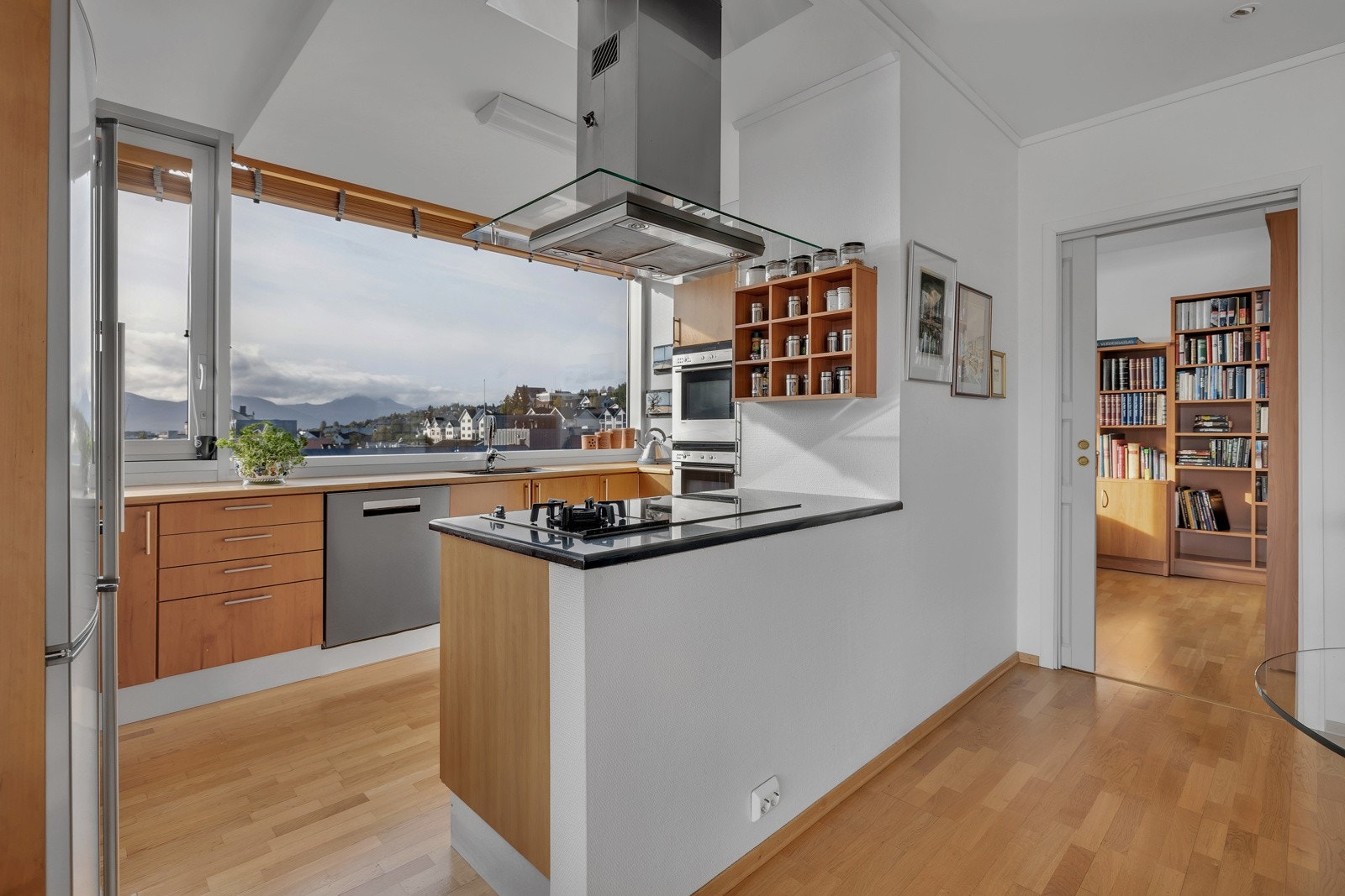 Delvis åpen løsning mellom stue og kjøkken Galleribilde