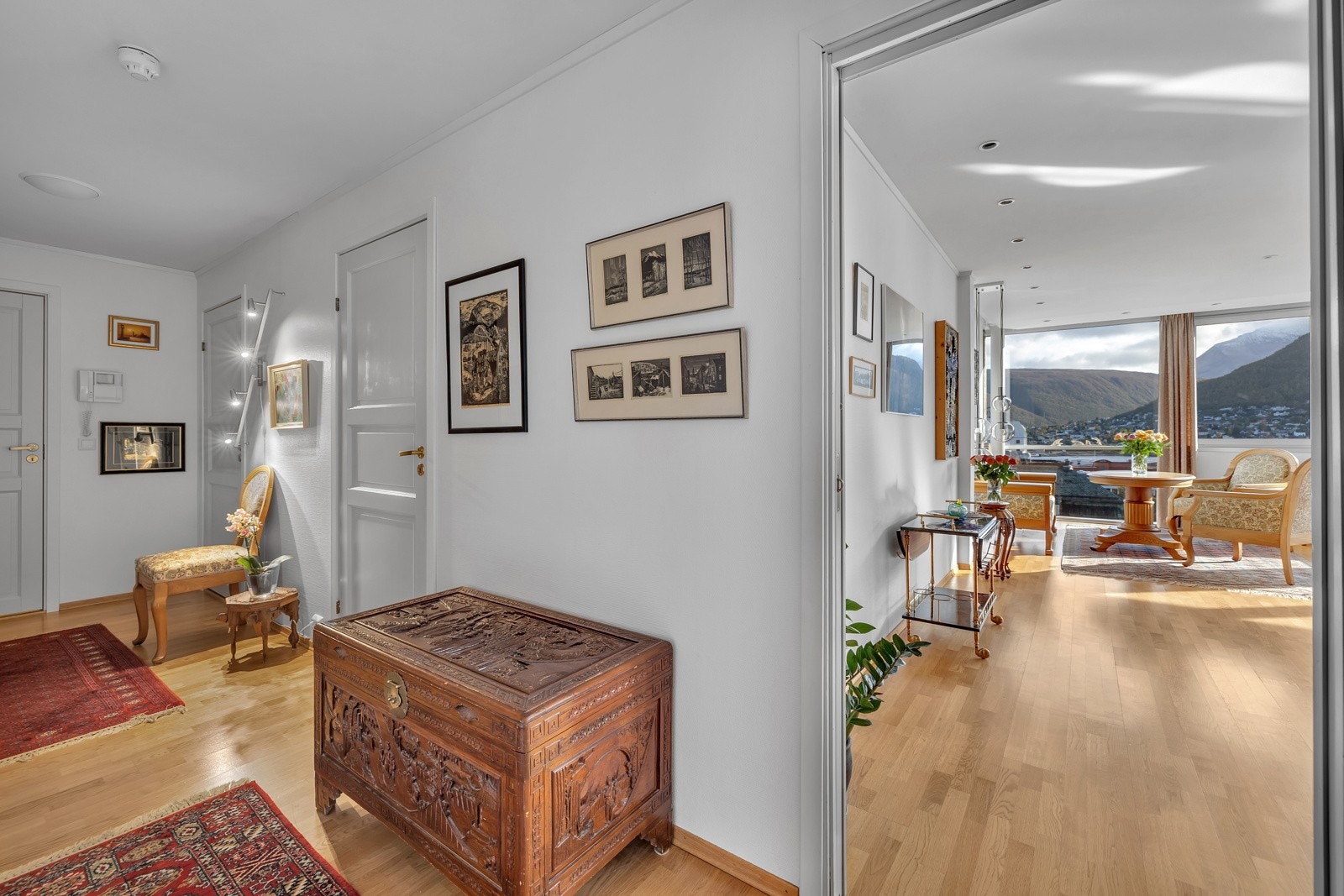 Fra yttergangen går du til gang/hall som leder deg -via garderobe, til 2 soverom, bad, vaskerom, garderobe og inn til stua Galleribilde