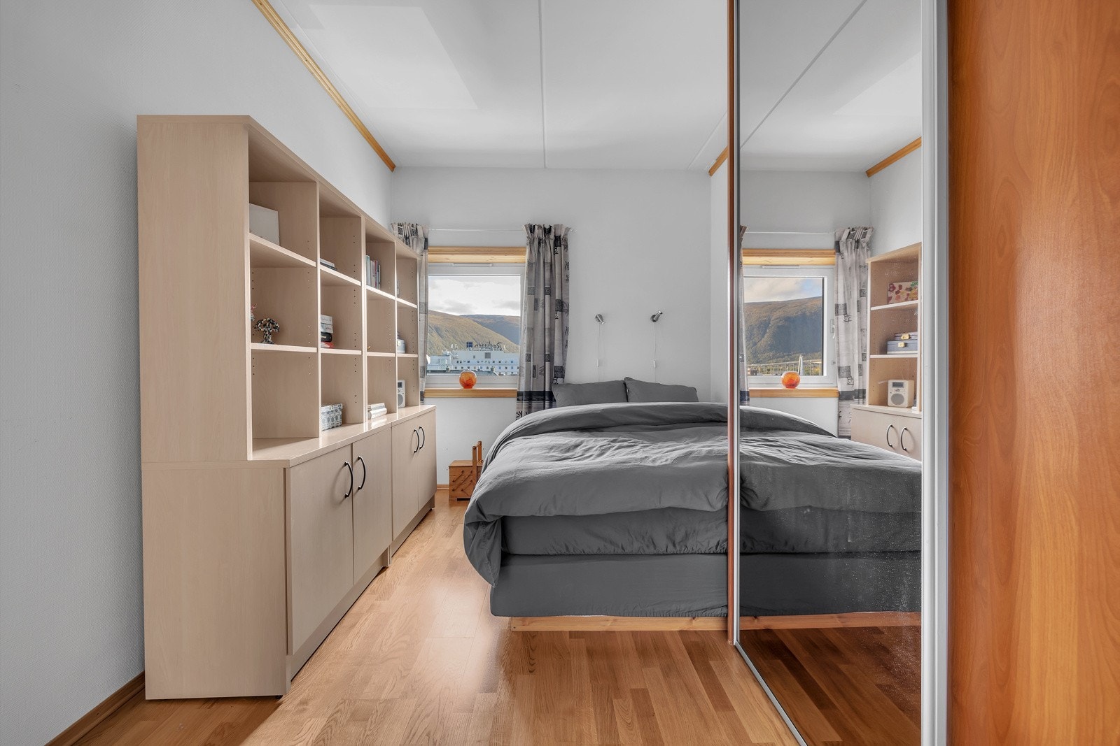 Soverom 2 er også av god størrelse og ligger vegg i vegg med hovedsoverommet Galleribilde