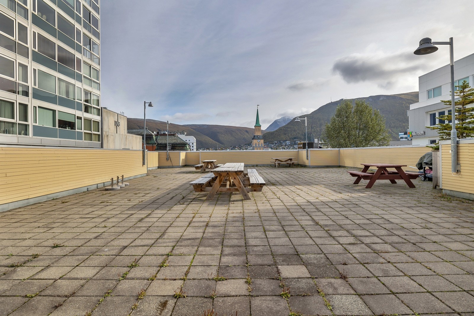 På sørsiden av bygget er det stor felles veranda for beboerne Galleribilde