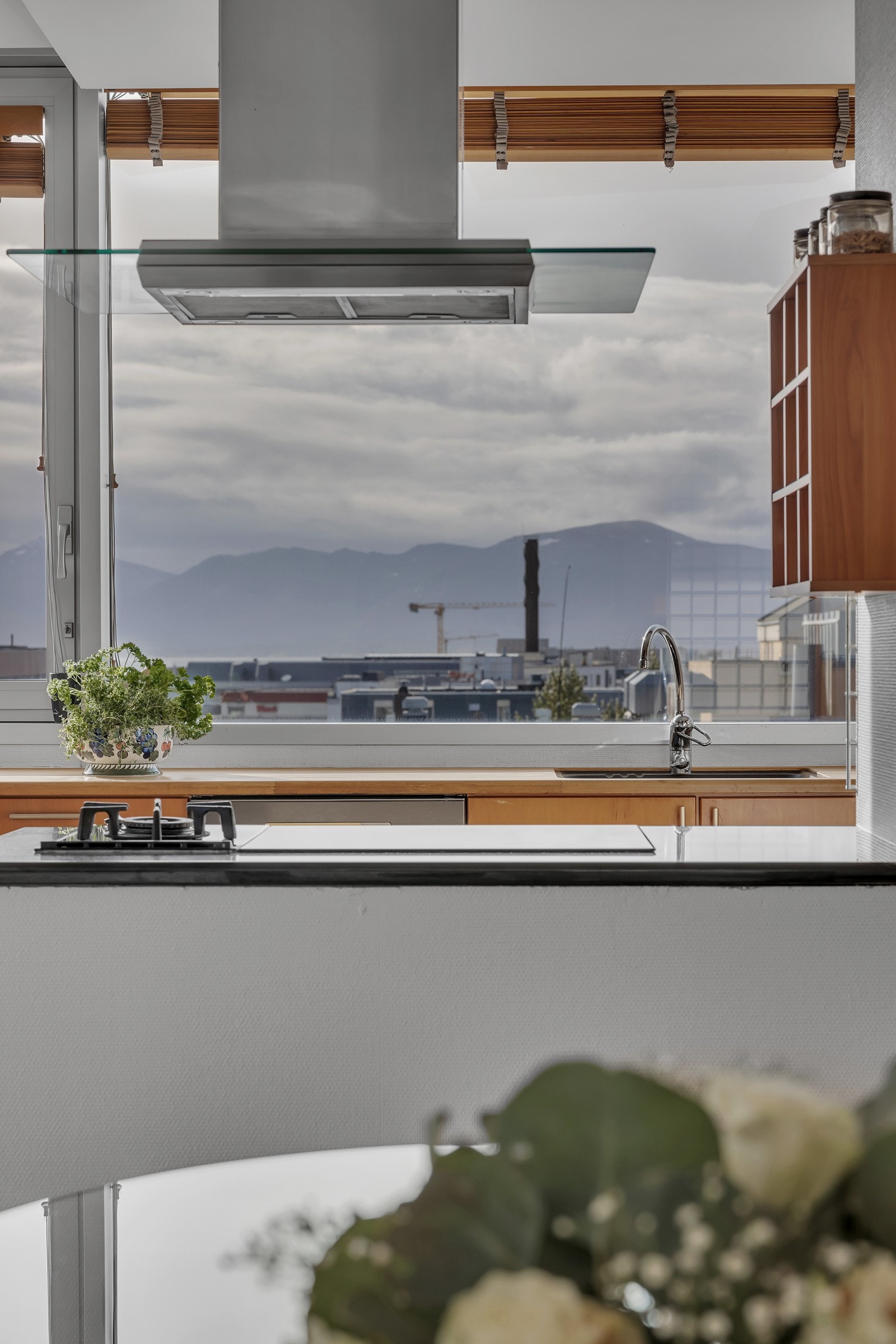 Kjøkkenet er bygget på en måte slik at man kan underholde gjester samtidig som man tilbereder mat Galleribilde