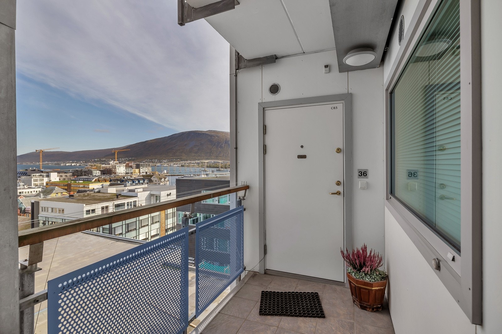 Leiligheten er plassert i front av bygget og har overbygget svalgang fra heisen helt inn til frontdør Galleribilde