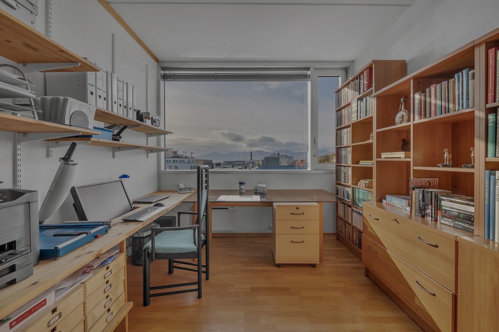 Ved siden av spisestue og kjøkken finner du dette fine soverommet som i dag benyttes som kontor Galleribilde