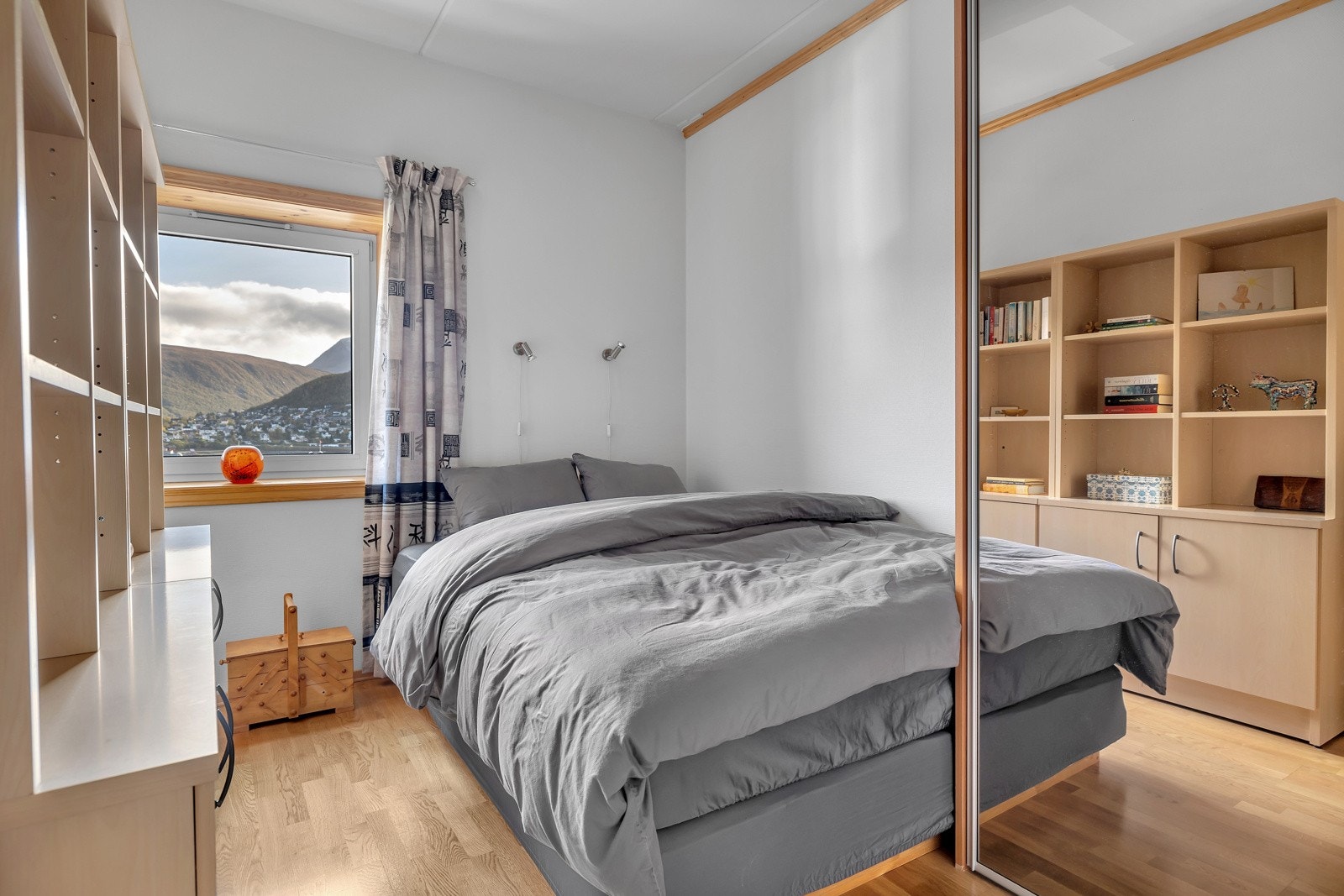 Begge rom med fantastisk østvendt utsikt over byen Galleribilde