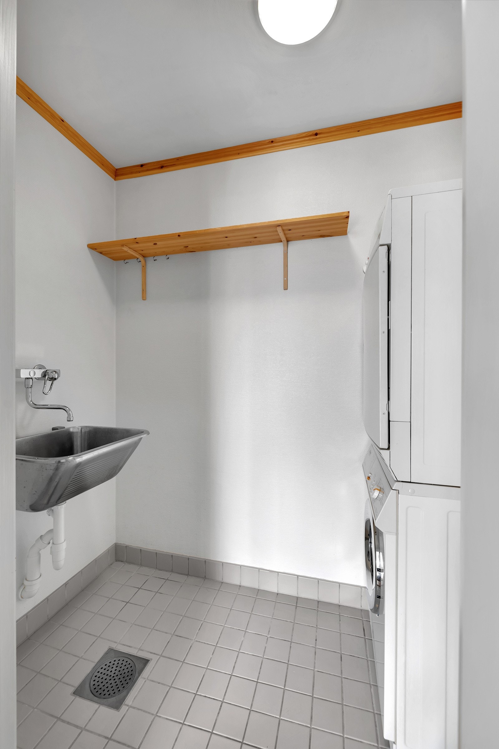 Separat vaskerom med utslagsvask Galleribilde