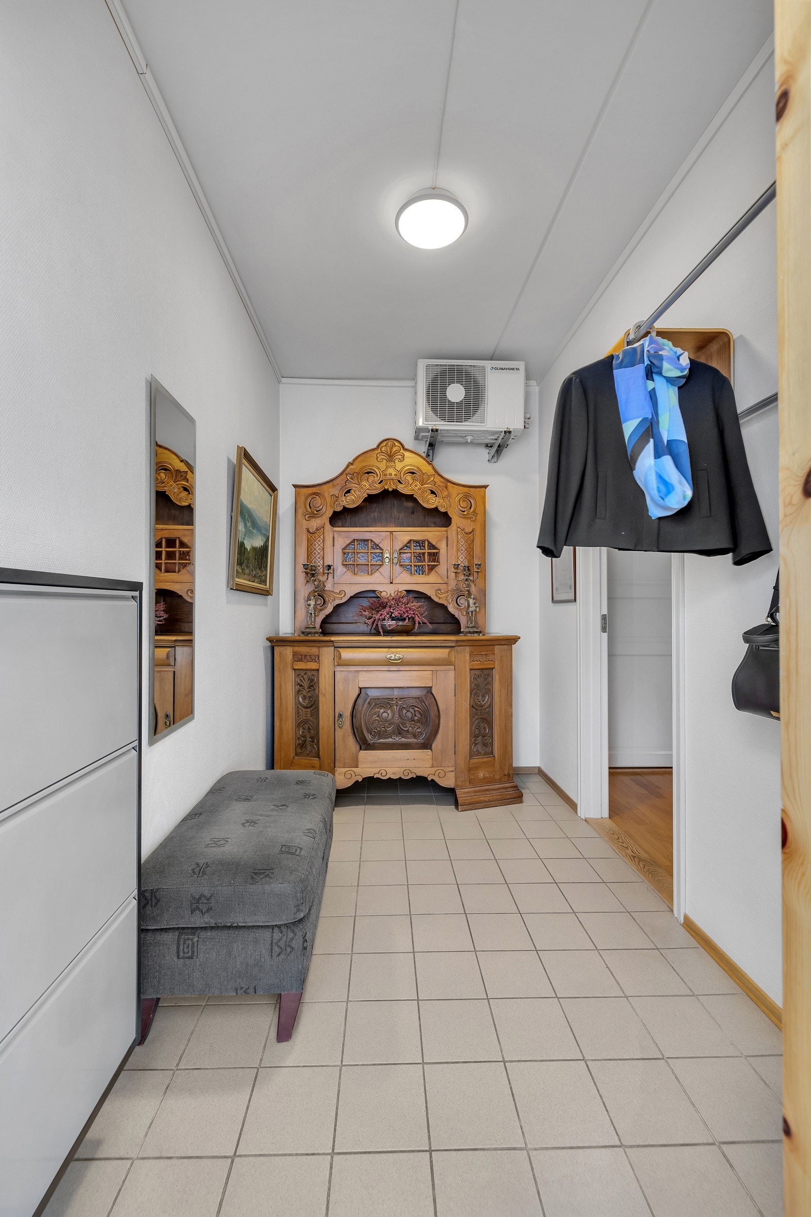 Inngangspartiet er av fin størrelse. Flislagt gulv og plass til å henge av seg Galleribilde