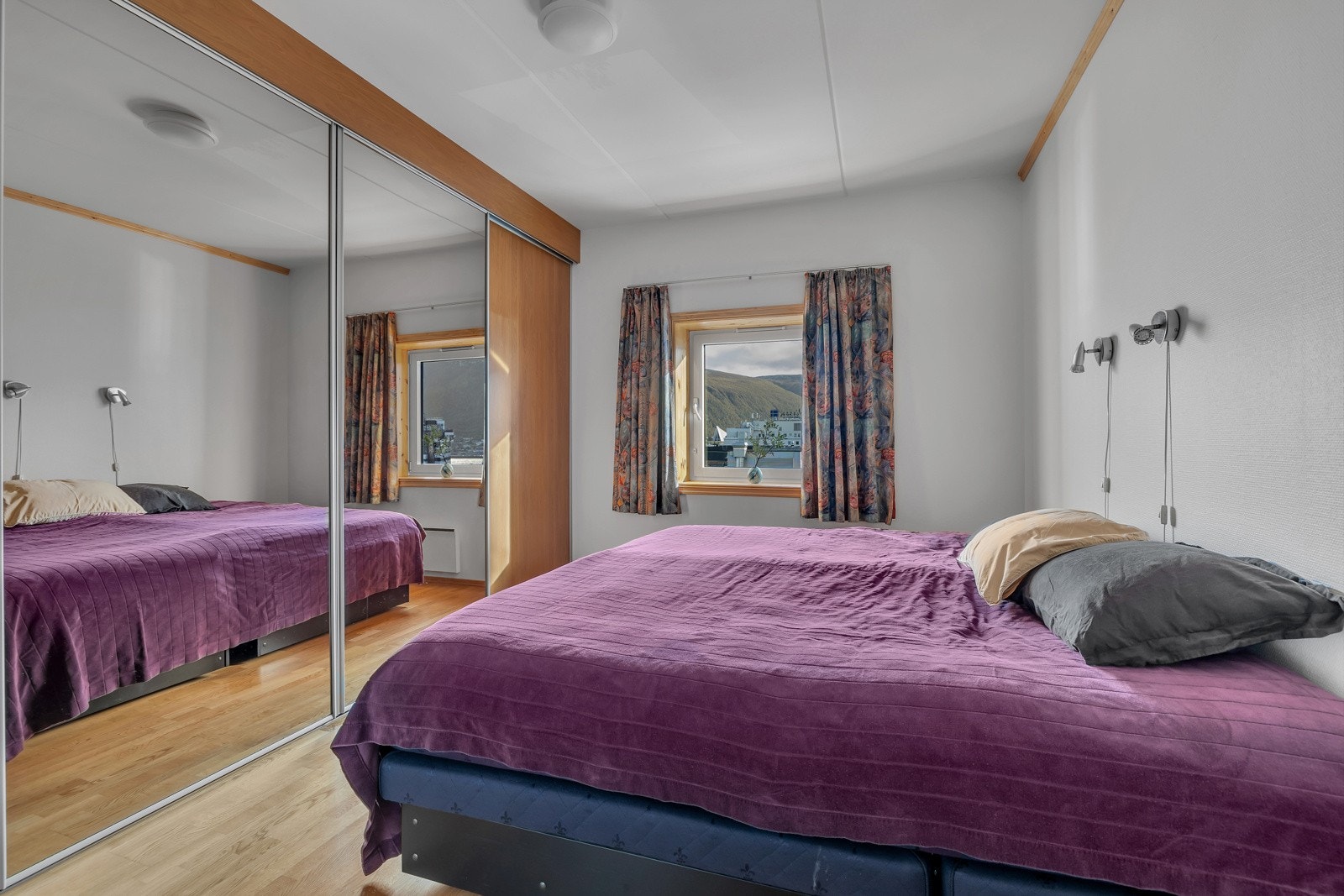 Her finner du hovedsoverommet som er av fin størrelse med plass til både dobbeltseng og skyvedørsgarderobe Galleribilde