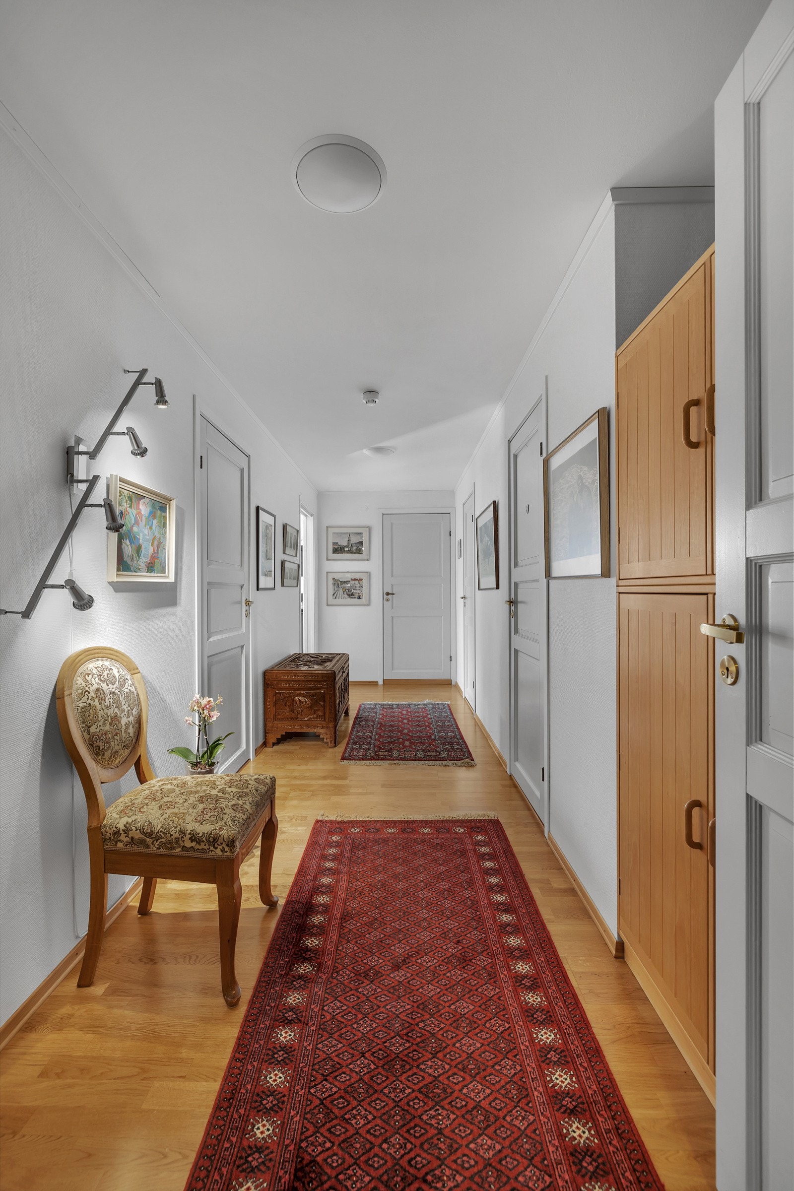 Tilbake i gang/hall tar vi en titt på soverom og bad Galleribilde