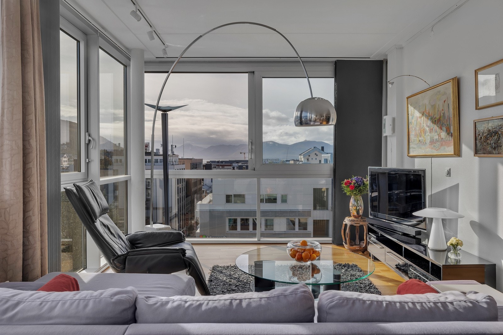 Den enestående utsikten nytes fra store vindusflater i hele fronten av rommet Galleribilde