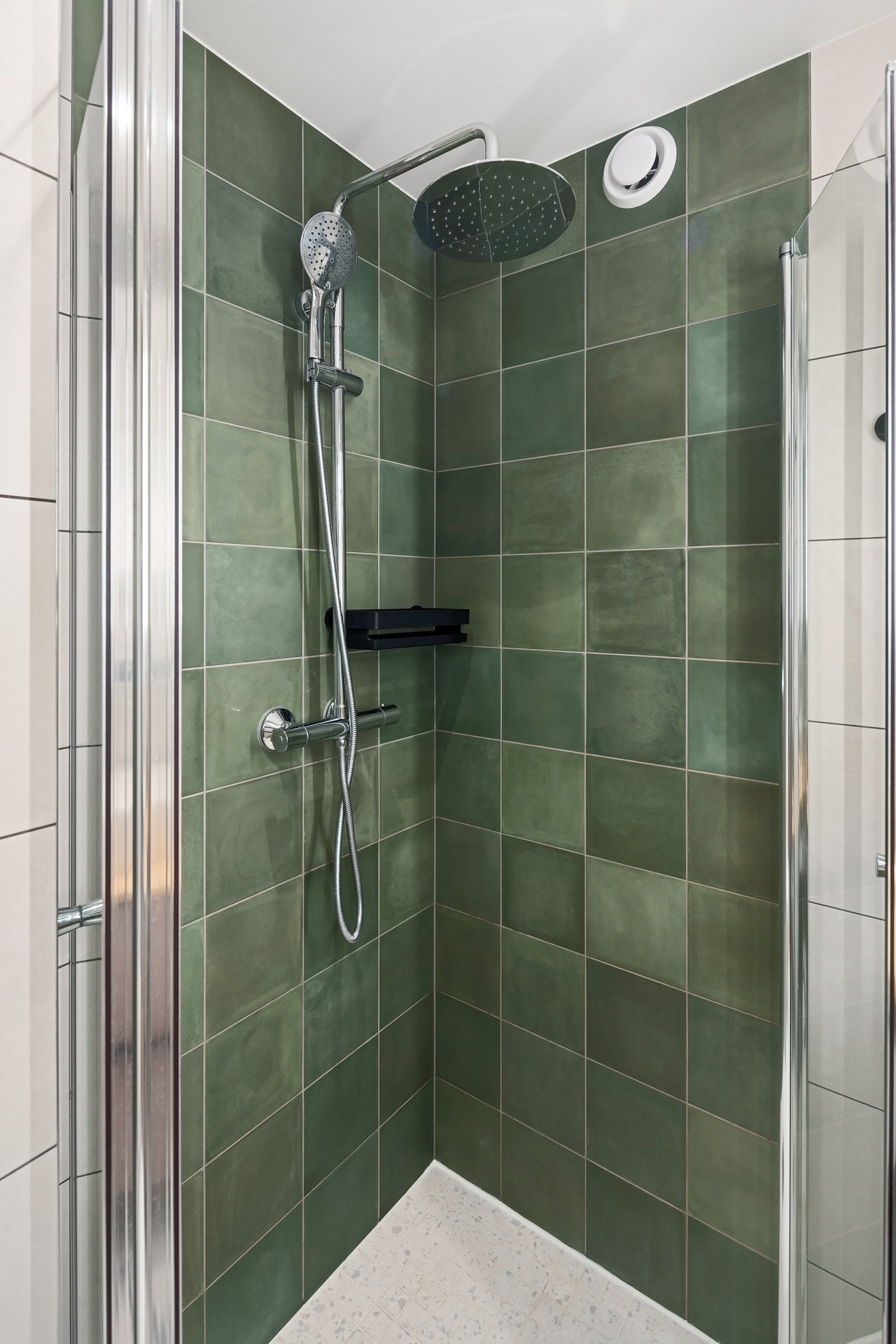 Badet er innredet med dusjnisje, servant med underskap. Varmekabler i gulv. Galleribilde