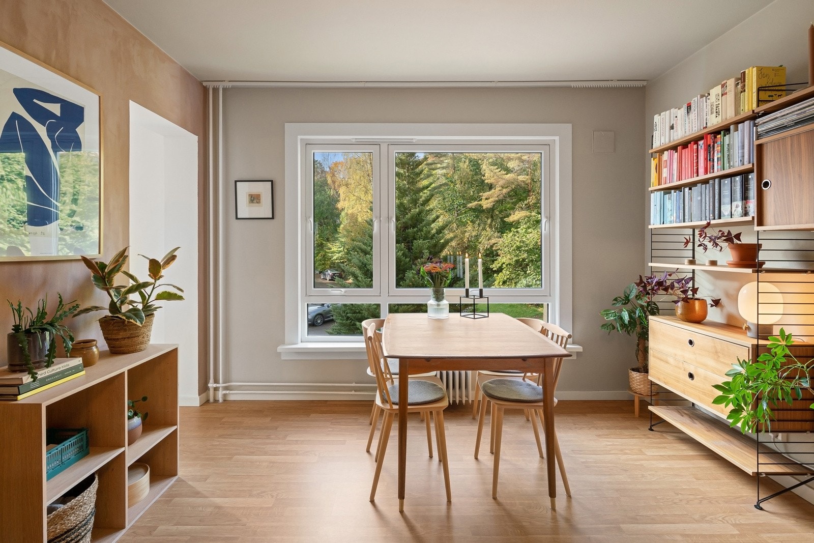 Leiligheten har også god plass til spisegruppe. Galleribilde