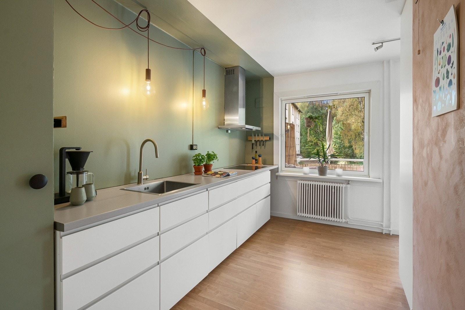 Leiligheten har et innholdsrikt og lekkert kjøkken. Galleribilde