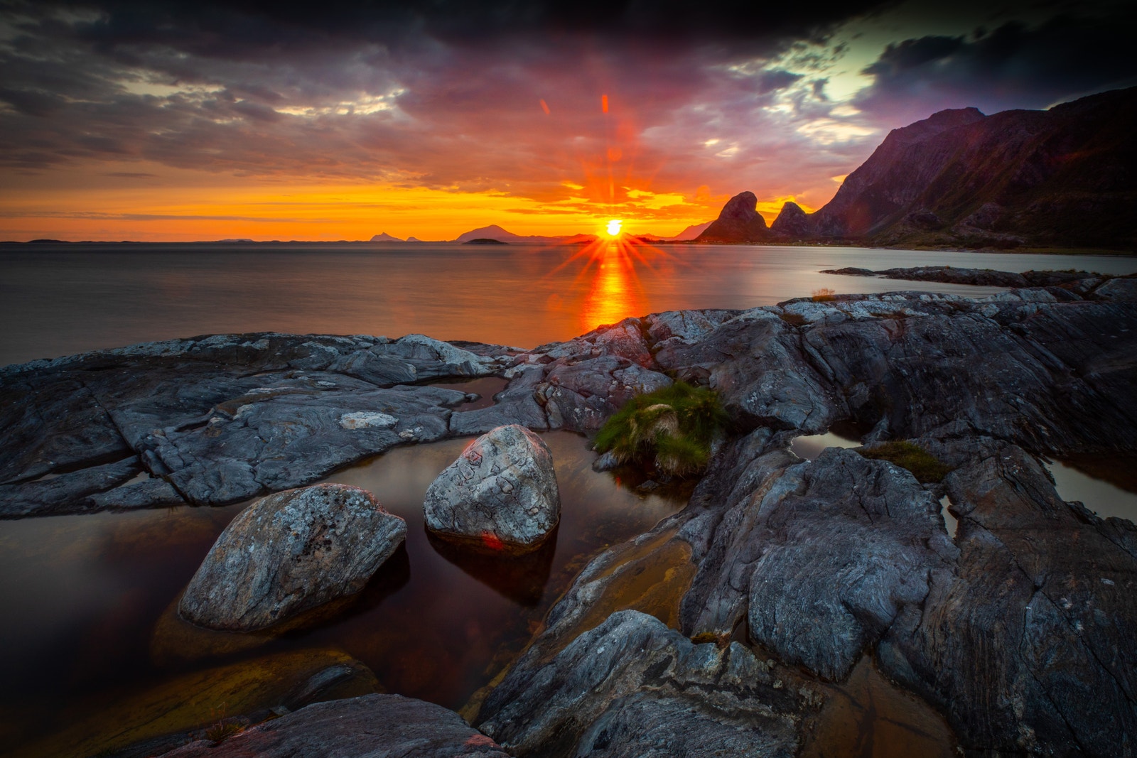 Se solen ta et nattbad og dyppe sine gylne stråler i havet ved verdens vakreste kyst. Foto: Hans Petter Sørensen/Far Out Focus Galleribilde