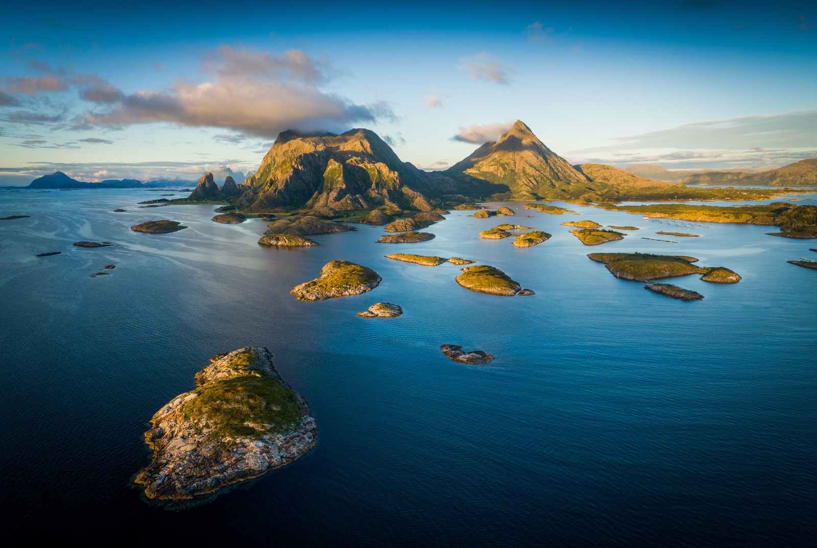Tusenvis øyer som perler på snor. Øylandskapet på Helgelandskysten er unikt og eventyrlig. Foto: Hans Petter Sørensen/Far Out Focus Galleribilde