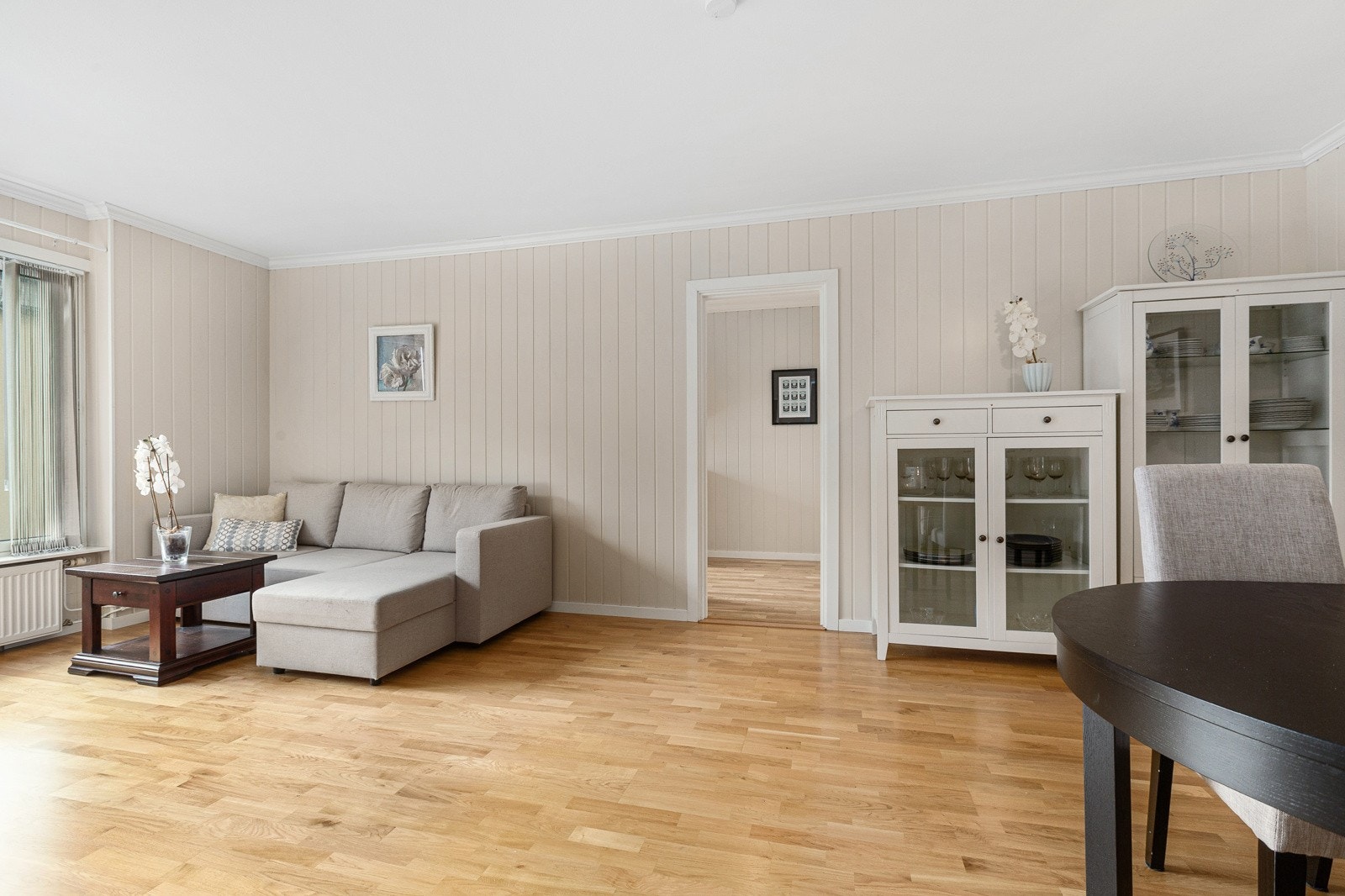 Stuen har god størrelse - med rom for både sofa og spisestue. Galleribilde