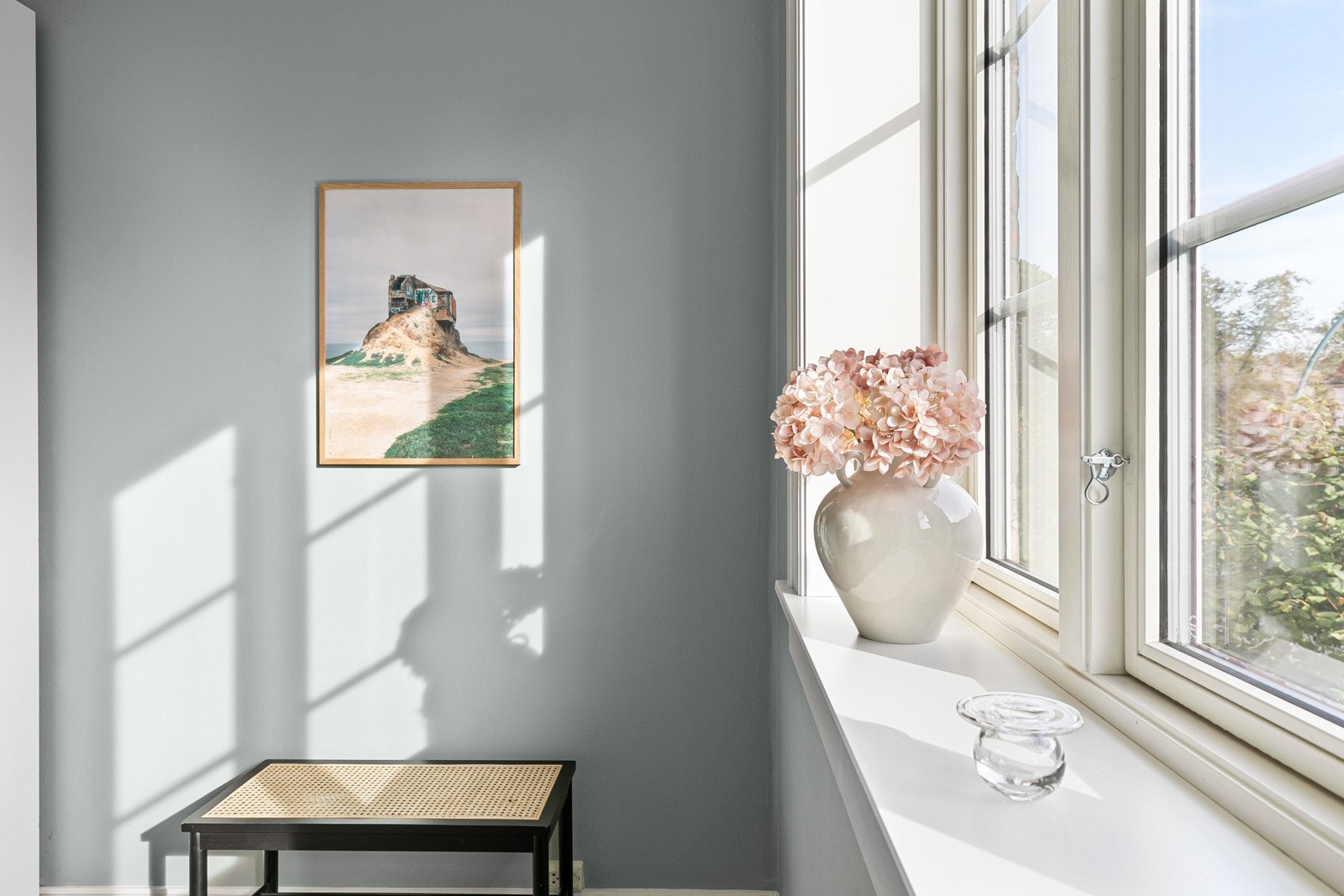 Soverommet er malt i behagelige farger og har god tilgang på lys gjennom stort vindu. Galleribilde