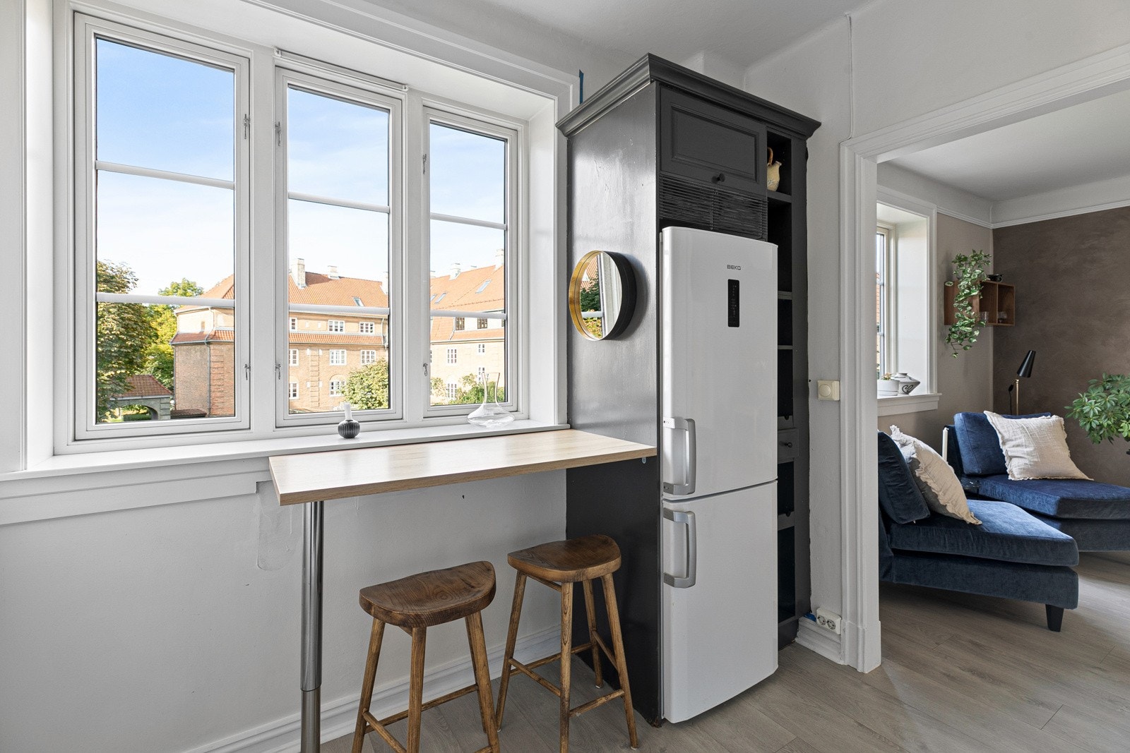 Hyggelig frokostplass ved vinduspost Galleribilde