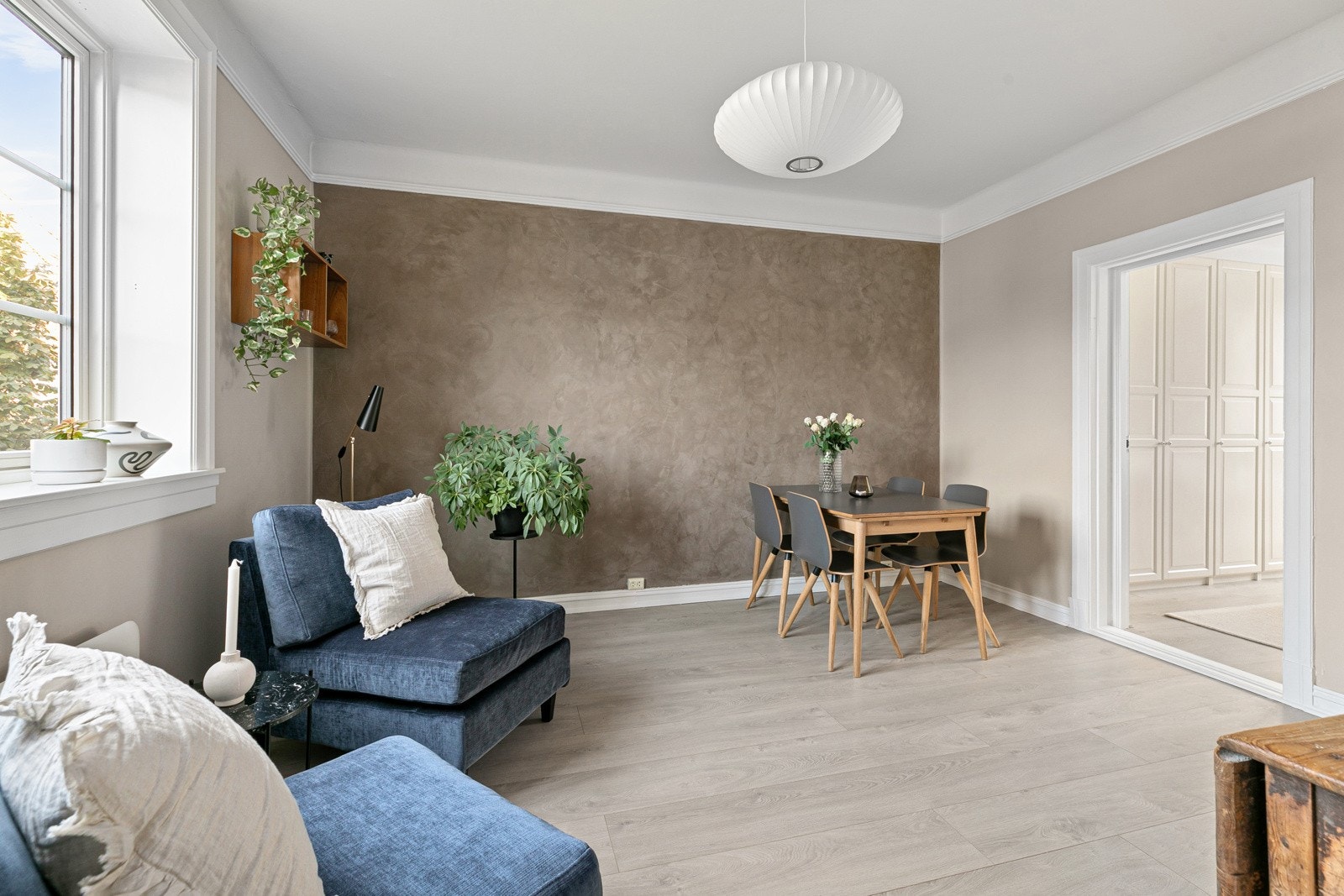 Innbydende stue med gode møbleringsalternativer. Her har man plass til sofagruppe med en naturlig avstand til tv-en og spisebord. Galleribilde
