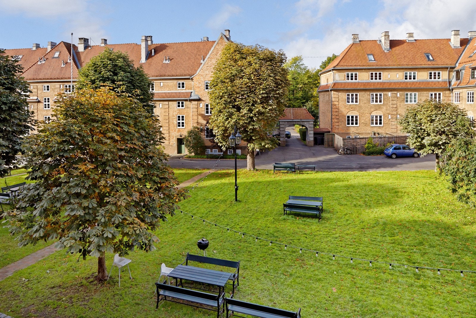 Lindern hageby er assosiert med ærverdige teglsteinsbygg med vakre bakgårder og flott beplantning. Galleribilde
