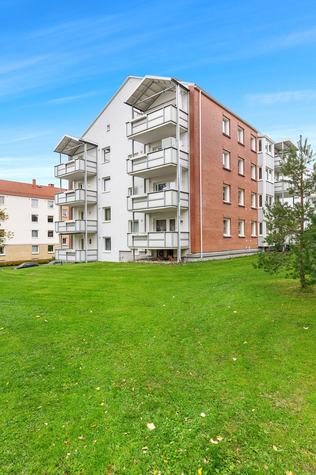 Sentralt og attraktivt beliggende i grønne og fredelige omgivelser på Bergkrystallen i bydel Nordstrand. Området består hovedsakelig av leiligheter i lavblokkbebyggelse. Fra boligen er det kort vei til alt du trenger i en hektisk hverdag! Galleribilde