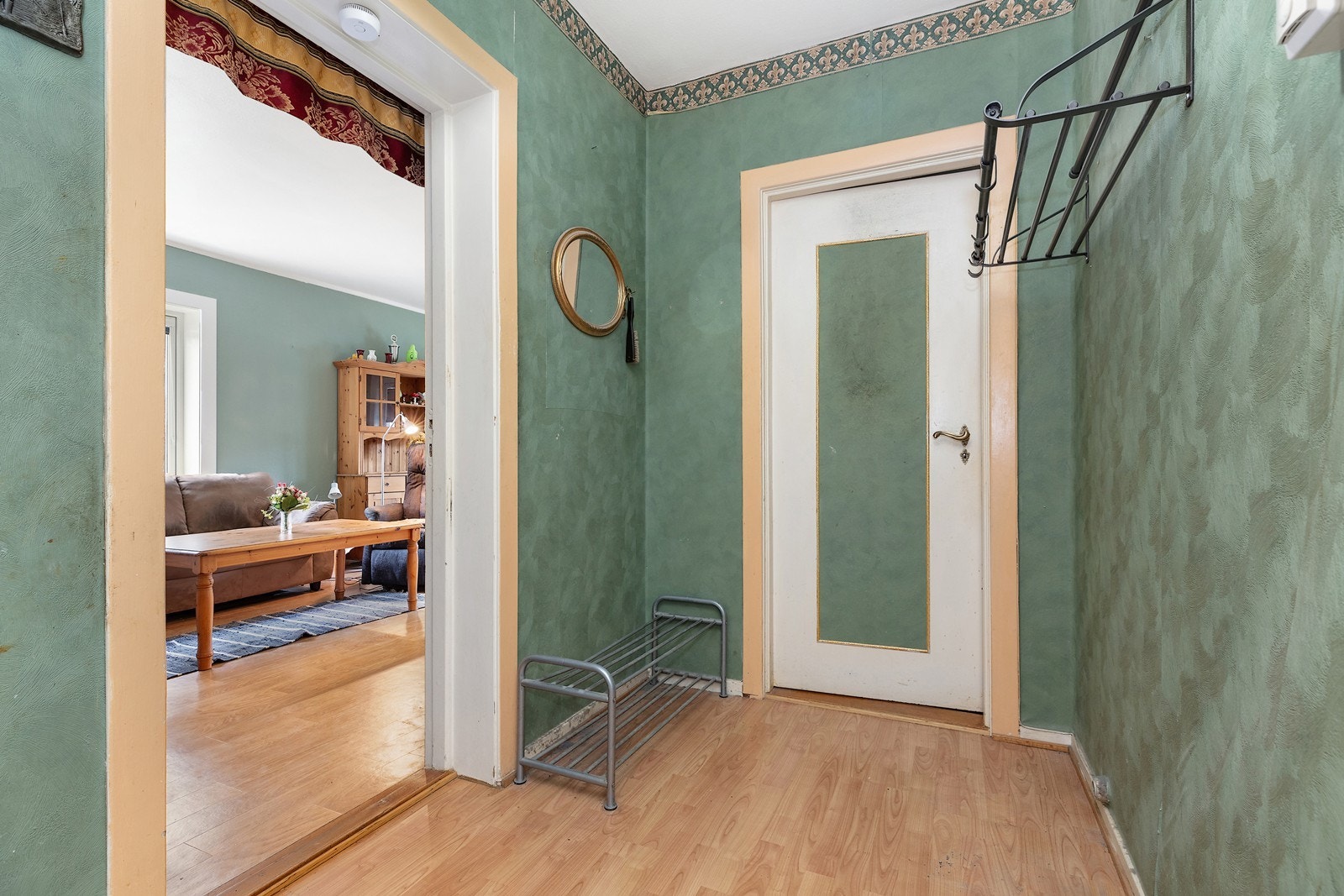 Velkommen inn! Dørtelefon med portåpner og kamera/monitor. Callinganlegget ble oppgradert i 2011. Galleribilde