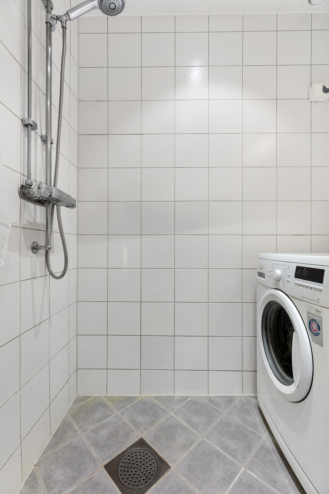 Baderomsinnredningen består av benkeskap med hvite, profilerte fronter og ovenpåliggende servant i helstøpt plate. Over servant har du et stort speil med lys integrert. Galleribilde