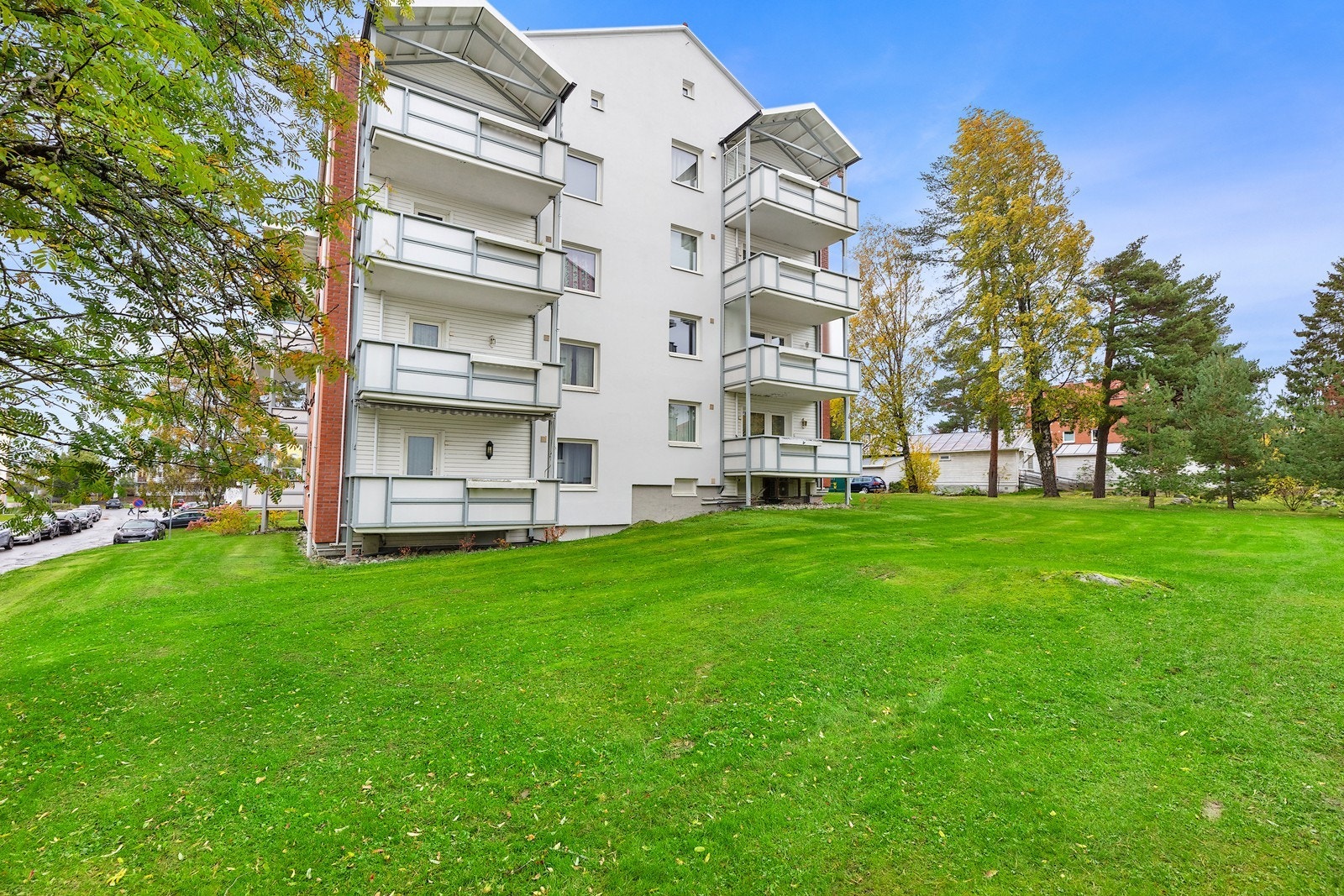 Uteområder er pent opparbeidet med plen, diverse beplantning, lekeplass, trær, asfalterte arealer m.m. Galleribilde