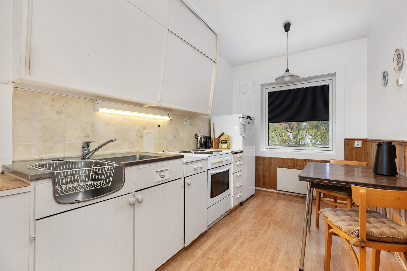 Separat kjøkken med glatte fronter, benkeplate i laminat og helstøpt kjøkkenvask i rustfritt stål med dobbel kum. Galleribilde