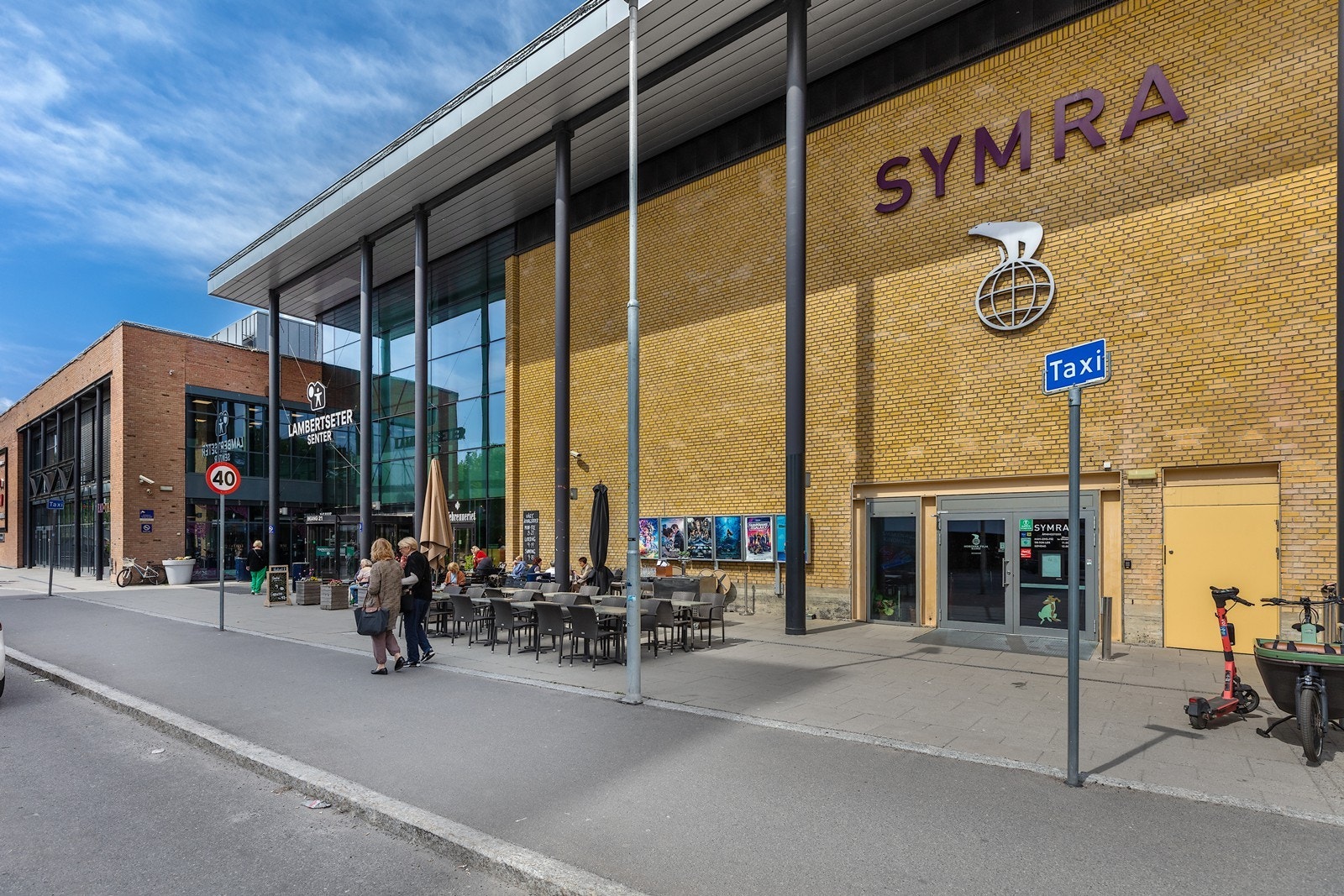 Lambertseter senter har i tillegg et bredt utvalg av servicetilbud som bl.a. Symra kino, bibliotek, sportsbutikker, vinmonopol, klesbutikker og kaféer. Galleribilde