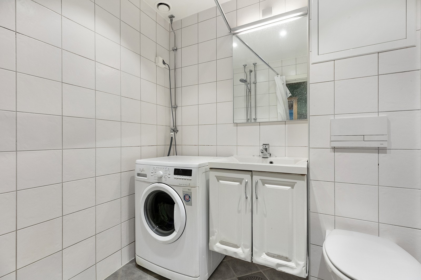 Flislagt bad fra 2014 med varmekabler i gulv. Galleribilde