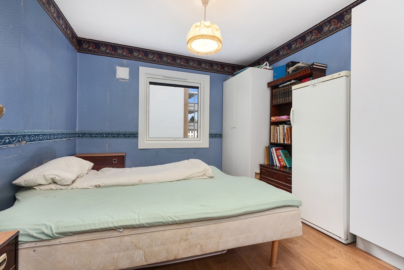 Boligen disponerer ett stort soverom med plass til dobbeltseng, garderobe og for øvrig møblement. Galleribilde