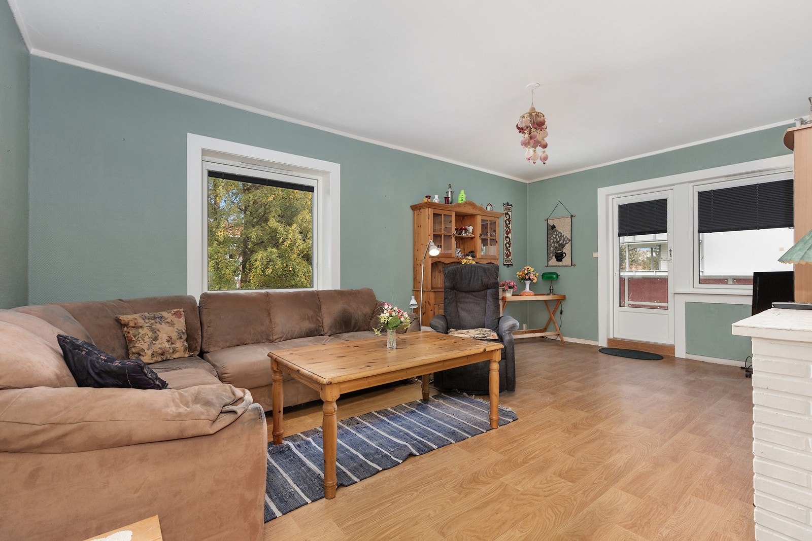 Stor stue med store vindusflater som slipper inn rikelig med naturlig dagslys. Galleribilde