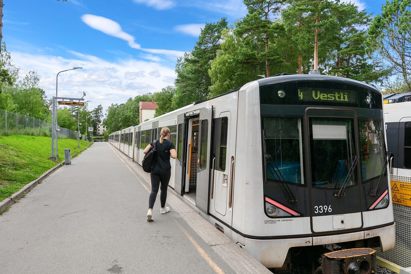 Bergkrystallen T-bane: Kort vei til offentlig kommunikasjon med T-bane og buss med hyppige avganger. Galleribilde